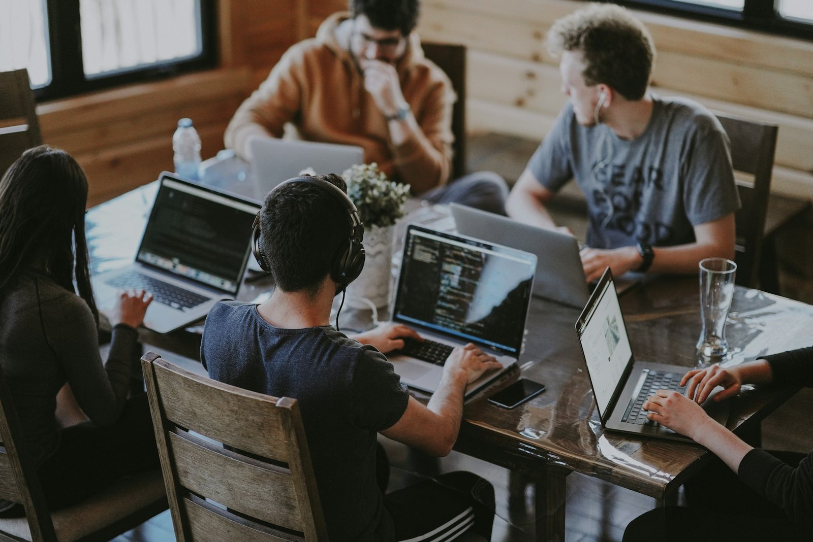 Equipo de desarrollo trabajando en un proyecto